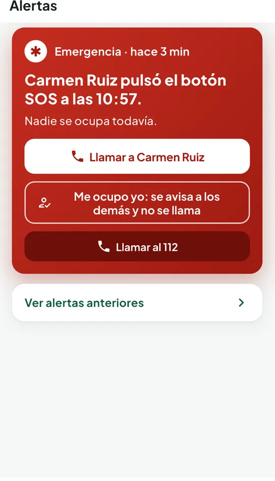 Pantalla de alertas de la app con «Carmen Ruiz pulsó el botón SOS a las 10:57» y los botones «Llamar», «Me ocupo yo» y «Llamar al 112»